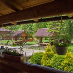 Вид на галявину з альтанками з тераси