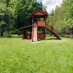 Дитячий майданчик на галявині
